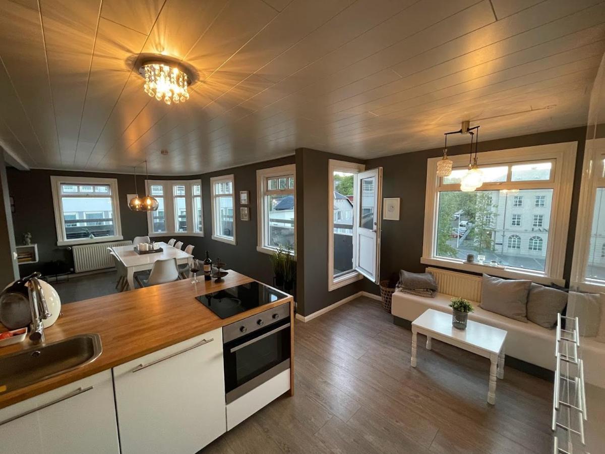 Lovely Penthouse Downtown With 3 Bedrooms อาคูเรย์รี ภายนอก รูปภาพ